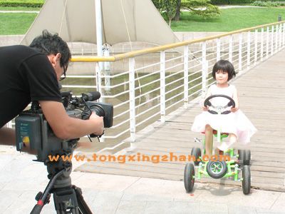 中国童星站主推儿童演员参加《卡酷儿童玩具广告》的拍摄