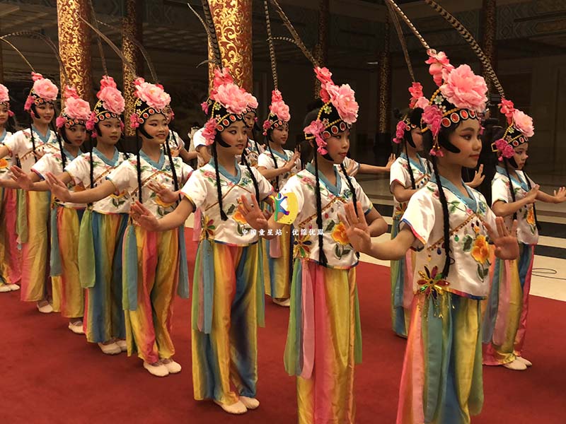 东兴代表团在人民大会堂舞台上表演的舞蹈《俏花旦》下面是部分花絮